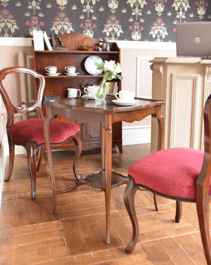 アンティークのテーブル　アンティーク家具　可憐なスタイルのアンティーク　オケージョナルテーブル（マホガニー材）。いろんな使い方が出来る、便利で優雅なテーブル置くだけで雰囲気をよくしてくれるオケージョナルテーブル。(q-884-f)