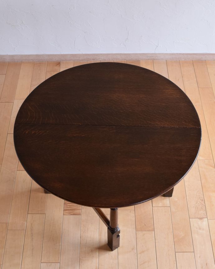 アンティークのテーブル　アンティーク家具　半月型にしても使える伸張式のテーブル、アンティークのイギリス家具。天板もピカピカにお直ししました。(q-885-f)