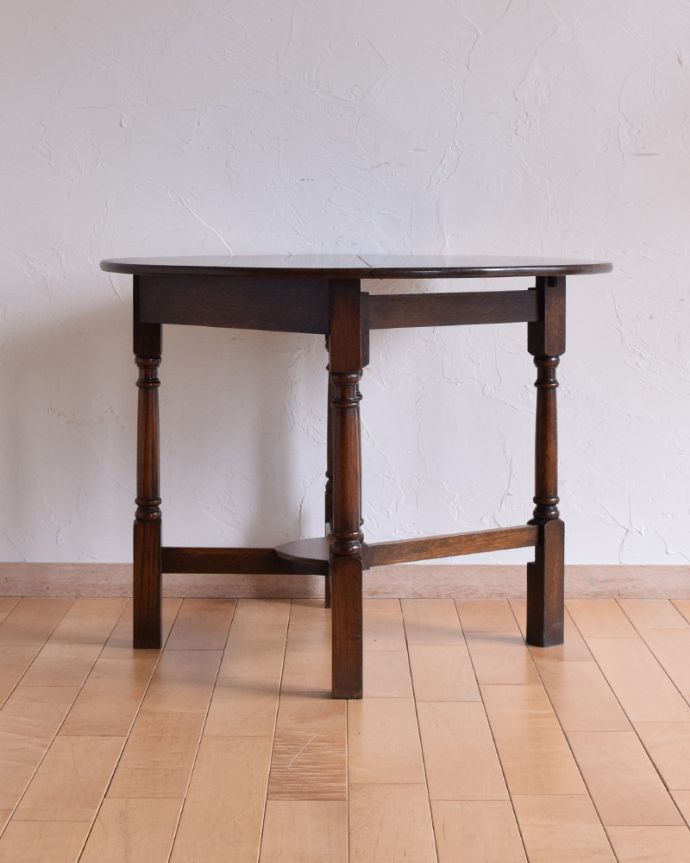 アンティークのテーブル　アンティーク家具　半月型にしても使える伸張式のテーブル、アンティークのイギリス家具。広げた状態。(q-885-f)