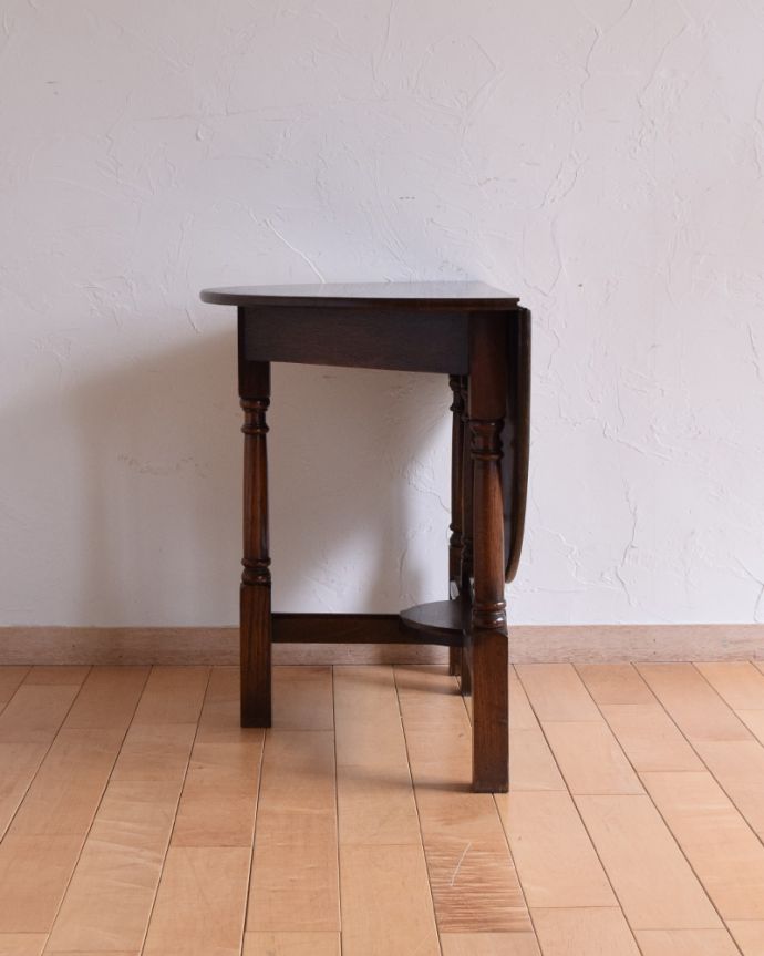 アンティークのテーブル　アンティーク家具　半月型にしても使える伸張式のテーブル、アンティークのイギリス家具。閉じると、半月型になるので、壁にペタッとくっつけて使うことができますよ。(q-885-f)