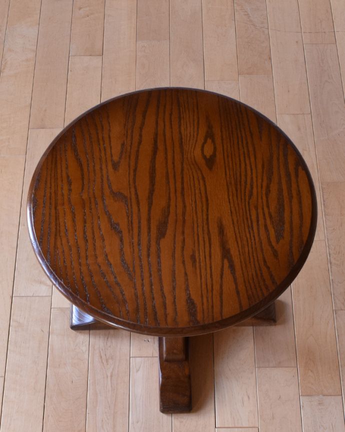 アンティークのテーブル　アンティーク家具　丸い天板のコーヒーテーブル、オシャレな脚のアンティーク英国家具。客間用にも使える上品なデザインです。(q-886-f)