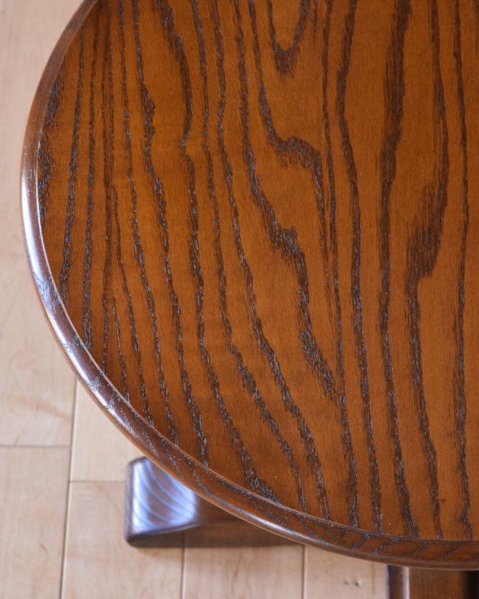 アンティークのテーブル　アンティーク家具　丸い天板のコーヒーテーブル、オシャレな脚のアンティーク英国家具。濃い茶色がかっこいいテーブル。(q-886-f)