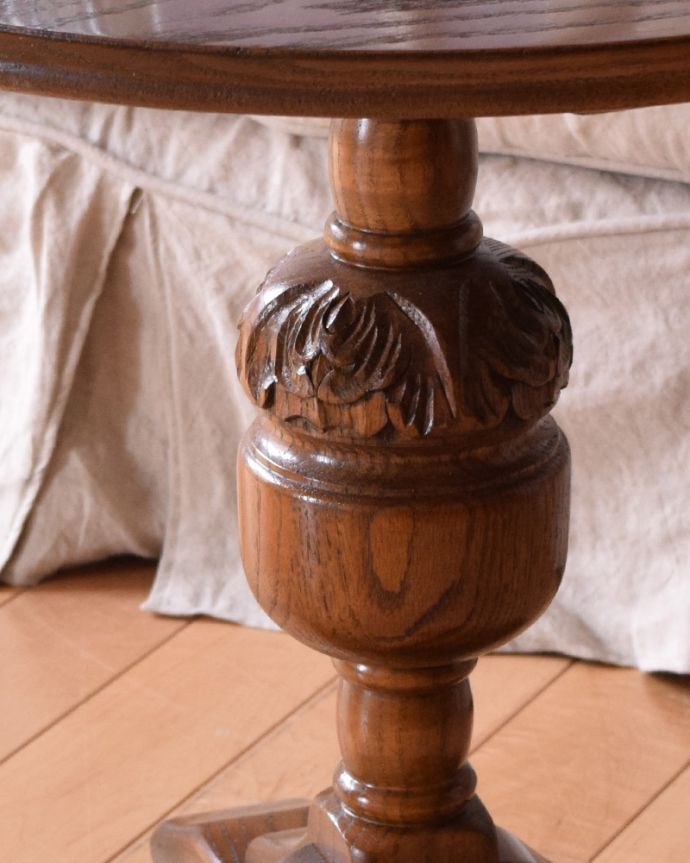 アンティークのテーブル　アンティーク家具　丸い天板のコーヒーテーブル、オシャレな脚のアンティーク英国家具。脚には手彫りの装飾が施されています。(q-886-f)