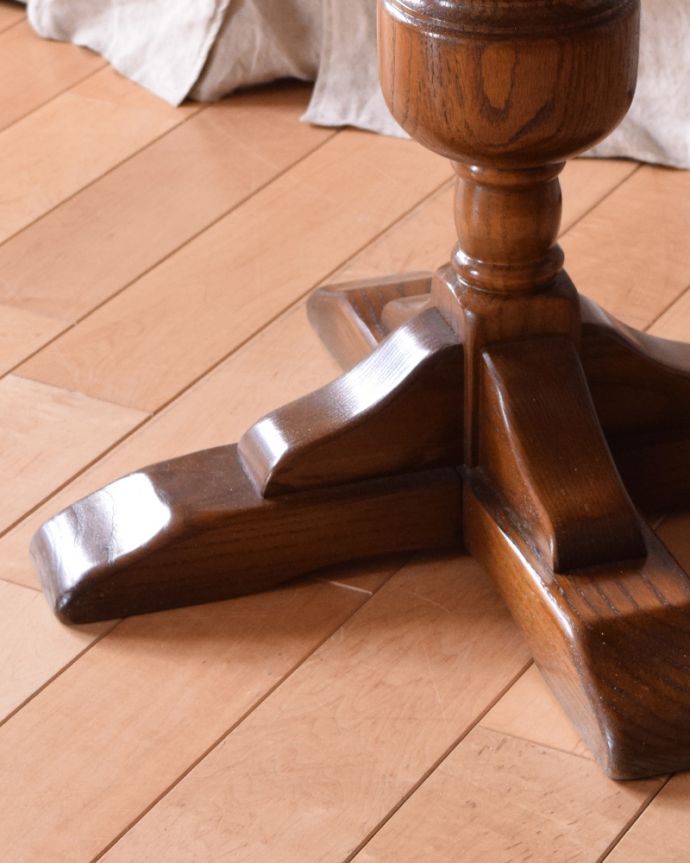 アンティークのテーブル　アンティーク家具　丸い天板のコーヒーテーブル、オシャレな脚のアンティーク英国家具。脚の付け根から先まで美しいです。(q-886-f)