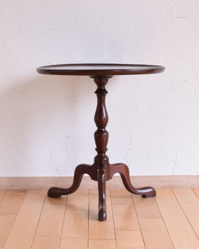 アンティークのテーブル　アンティーク家具　丸い天板のワインテーブル、マホガニー材のアンティーク英国家具。落ち着きのある茶色なので上品です。(q-887-f)