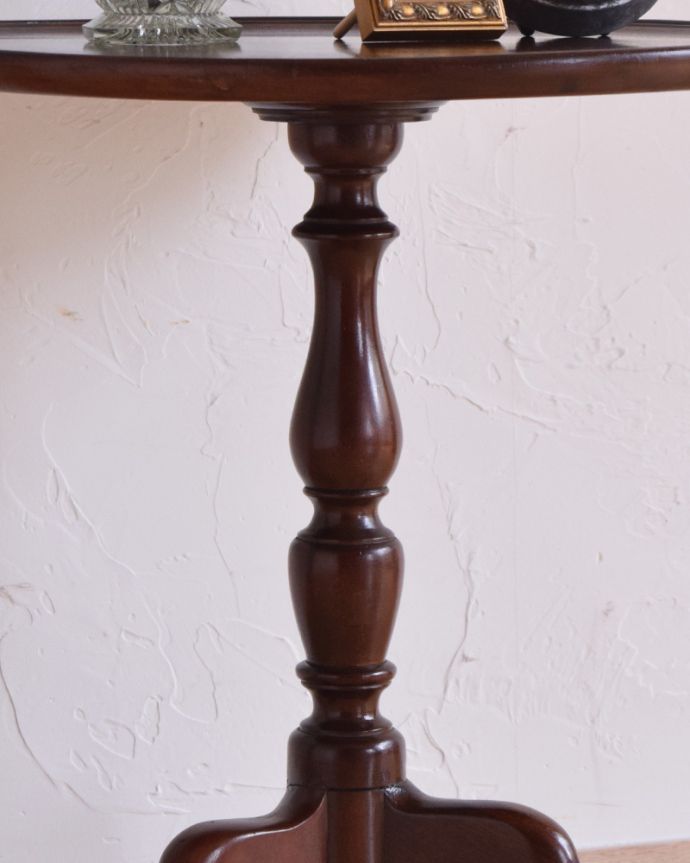 アンティークのテーブル　アンティーク家具　丸い天板のワインテーブル、マホガニー材のアンティーク英国家具。１つ１つキレイな装飾には、思わずうっとりしてしまいます。(q-887-f)