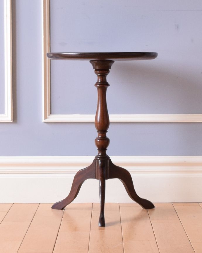 アンティークのテーブル　アンティーク家具　真ん丸な天板のワインテーブル、イギリス輸入のアンティーク家具。美しい彫りのデザインと脚先の優雅なカーブが自慢のテーブルです。(q-888-f)