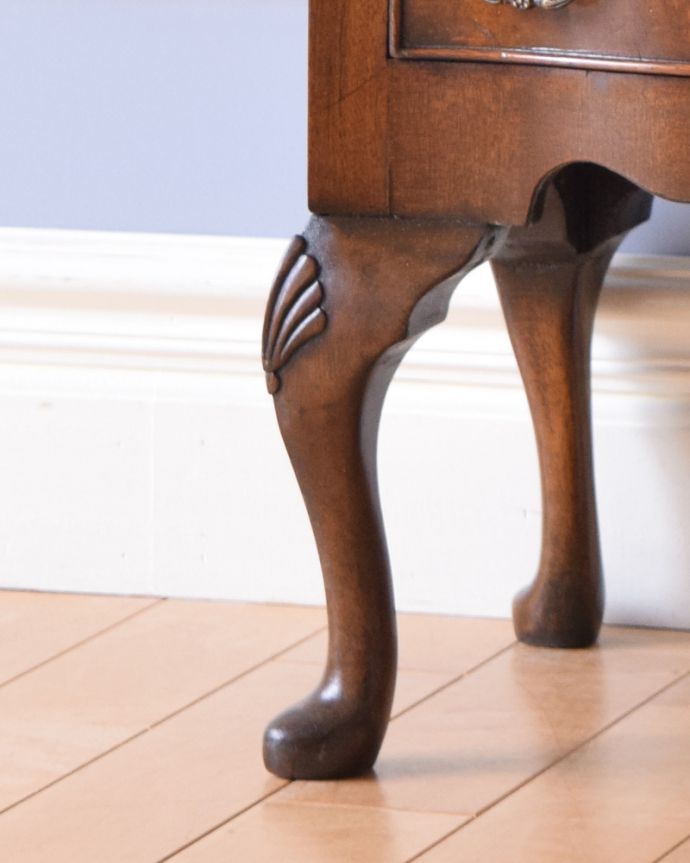 アンティークのチェスト　アンティーク家具　マホガニー材で造られたベットサイドチェスト、アンティークのイギリス家具。彫がキレイな脚です。(q-891-f)