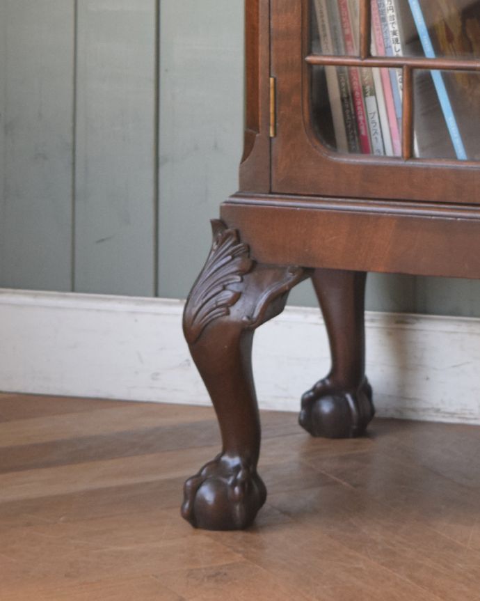アンティークのキャビネット　アンティーク家具　華やかなマホガニー材のブックケース（本棚）、英国のアンティーク家具。安定感のある脚がしっかり支えます。(q-892-f)