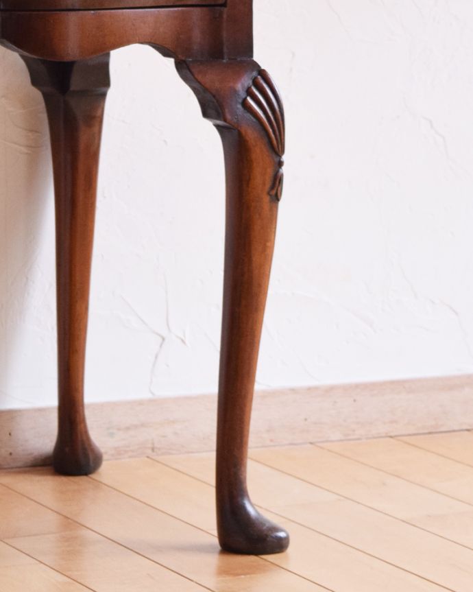 アンティークのチェスト　アンティーク家具　コンパクトサイズが嬉しいアンティークの２段チェスト（イギリス輸入家具）。スラリと伸びた美しい美脚。(q-895-f)