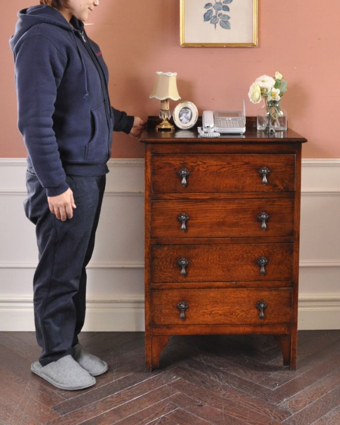 アンティークのチェスト　アンティーク家具　英国スタイルのインテリアに、オーク材のアンティーク４段チェスト。高級感があって女性らしい優しいシルエット。(q-896-f)