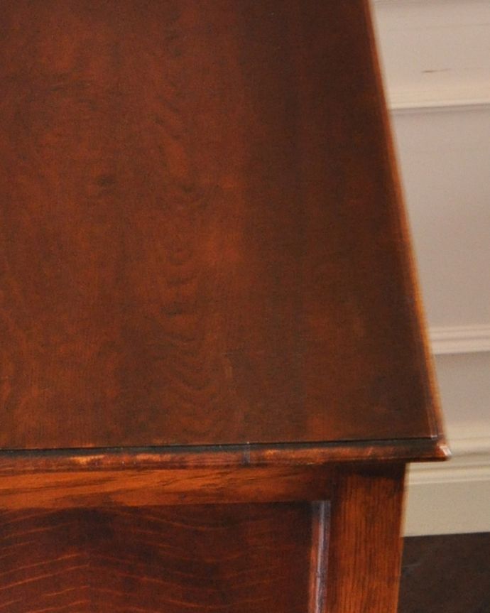アンティークのチェスト　アンティーク家具　英国スタイルのインテリアに、オーク材のアンティーク４段チェスト。角も飾られています！隅々まで職人の技を感じます。(q-896-f)