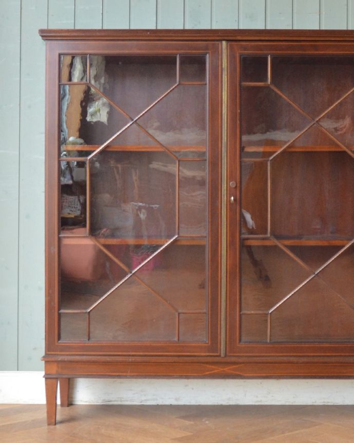 アンティークのキャビネット　アンティーク家具　ガラス扉のブックケース（本棚）、シノワズリなアンティーク英国家具。アンティークのガラスがキレイにはめ込んであります。(q-899-f)