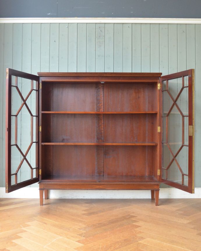 アンティークのキャビネット　アンティーク家具　ガラス扉のブックケース（本棚）、シノワズリなアンティーク英国家具。両開きで出し入れもしやすいですよ。(q-899-f)