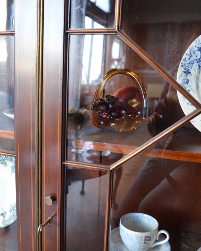 アンティークのキャビネット　アンティーク家具　ガラス扉のブックケース（本棚）、シノワズリなアンティーク英国家具。木の装飾が上品なアクセントになっています。(q-899-f)