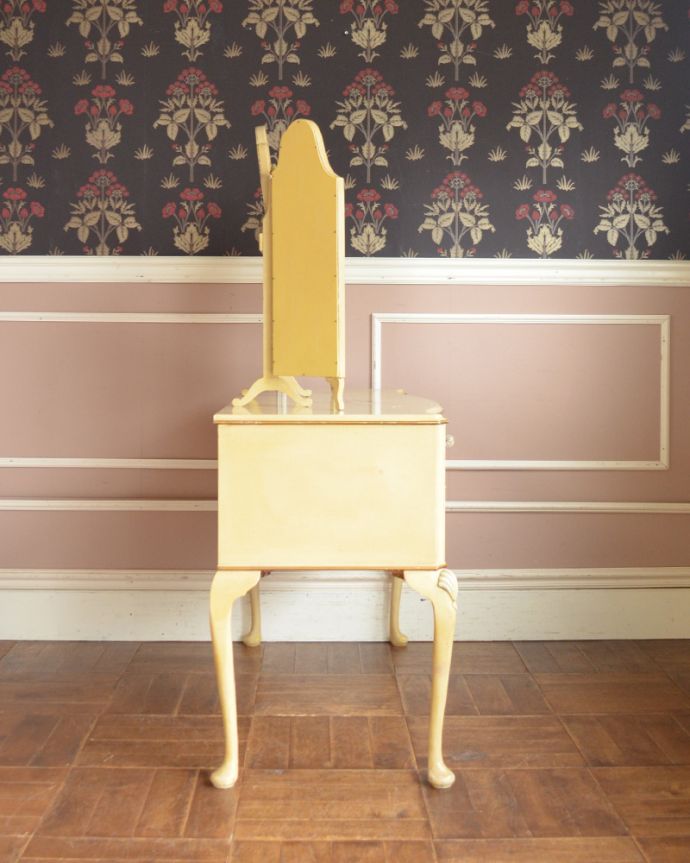 アンティークのドレッサー　アンティーク家具　ブーケを描いたドレッシングテーブル（鏡台）、アンティークのフレンチインテリア。サイドから見ても華やかさが感じられます。(q-902-f)