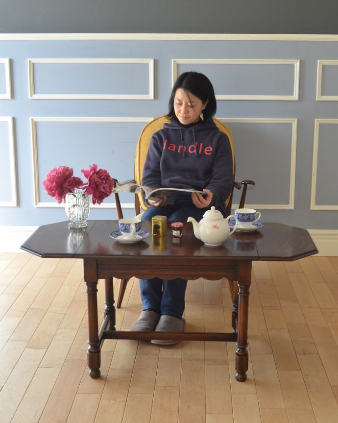 アンティークのテーブル　アンティーク家具　バタフライタイプのコーヒーテーブル、アンティークの英国家具。茶色の家具は和室の畳との相性がバツグン！ちゃぶ台のようにして使ってみてはいかがでしょうか？（モデルの身長は159cmです）。(q-905-f)