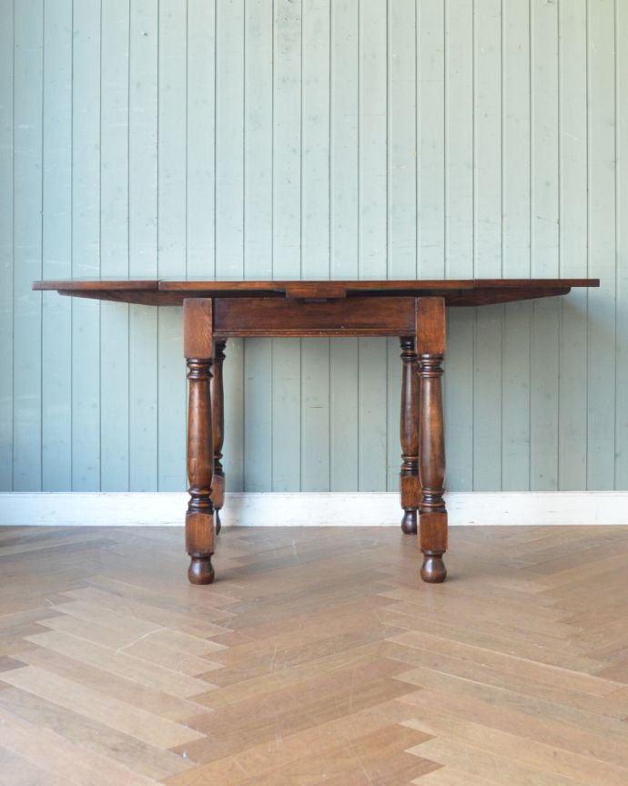 ロイドテーブル　アンティーク家具　スリムサイズで扱いやすいアンティークのドローリーフテーブル（英国家具）。ダイニングテーブルにしたり、家事台にも使えます。(q-910-f)