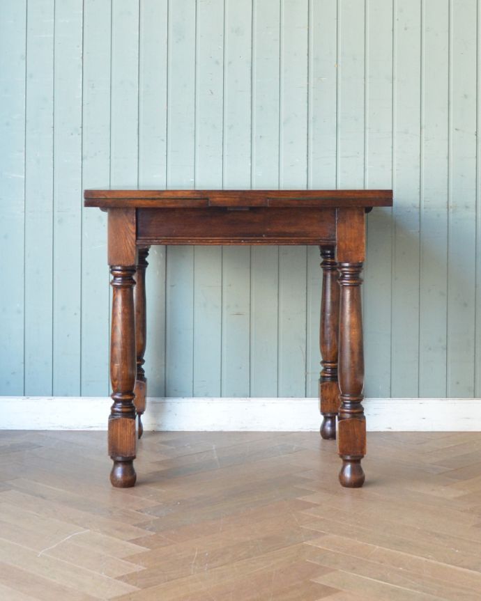 ロイドテーブル　アンティーク家具　スリムサイズで扱いやすいアンティークのドローリーフテーブル（英国家具）。温かみのある落ち着いた色です。(q-910-f)