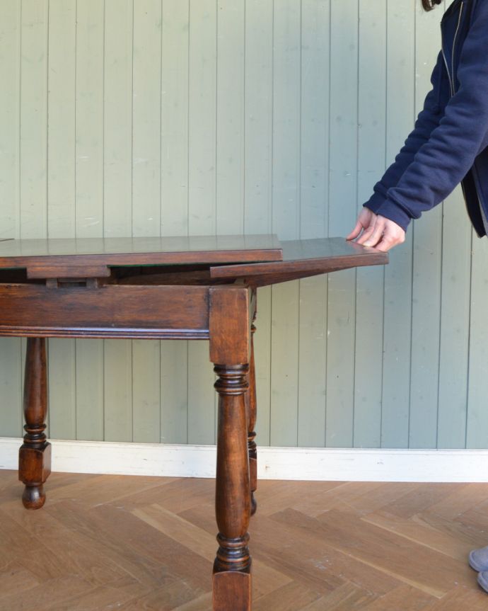 ロイドテーブル　アンティーク家具　スリムサイズで扱いやすいアンティークのドローリーフテーブル（英国家具）。天板は引っ張り出すだけであっという間に大きくなります。(q-910-f)