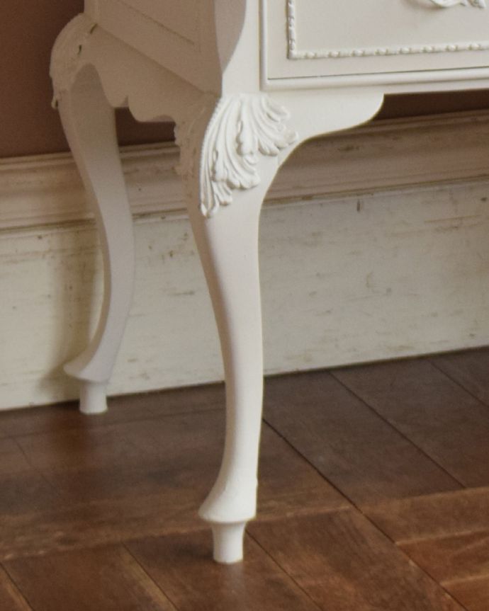 アンティークのドレッサー　アンティーク家具　三面鏡が付いたドレッシングチェスト、フランスのアンティーク家具。美しい飾りが入っている脚です。(q-911-f)