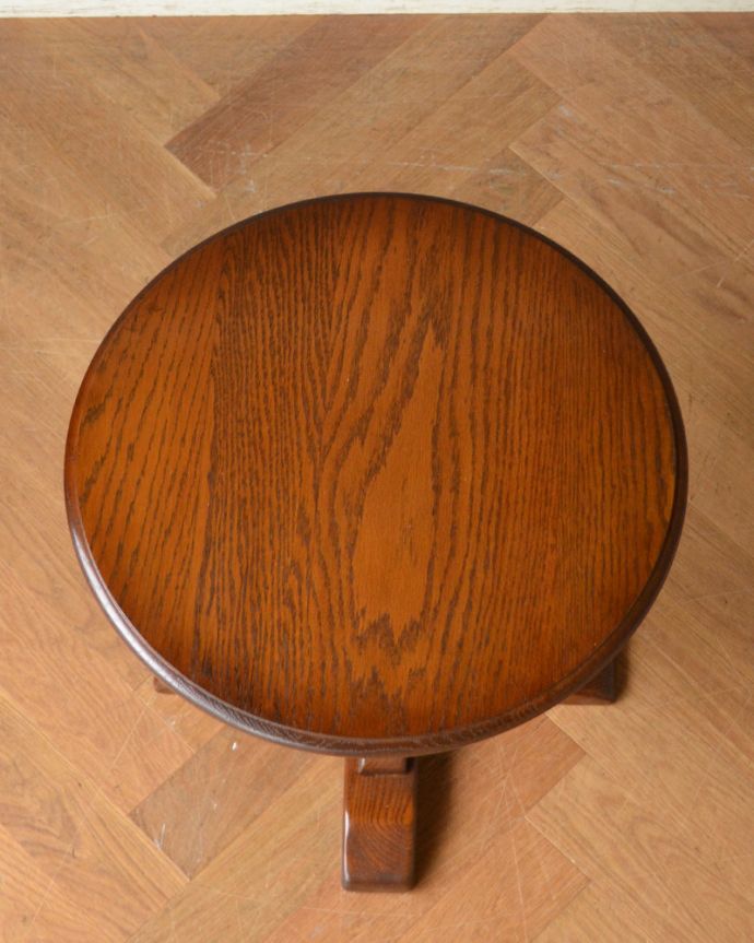 アンティークのテーブル　アンティーク家具　オシャレな脚のラウンドコーヒーテーブル、イギリス輸入のアンティーク家具。客間用にも使える上品なデザインです。(q-914-f)