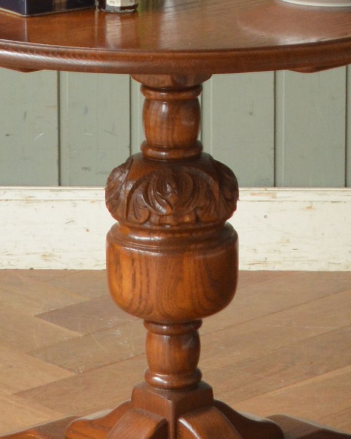 アンティークのテーブル　アンティーク家具　オシャレな脚のラウンドコーヒーテーブル、イギリス輸入のアンティーク家具。脚には手彫りの装飾が施されています。(q-914-f)