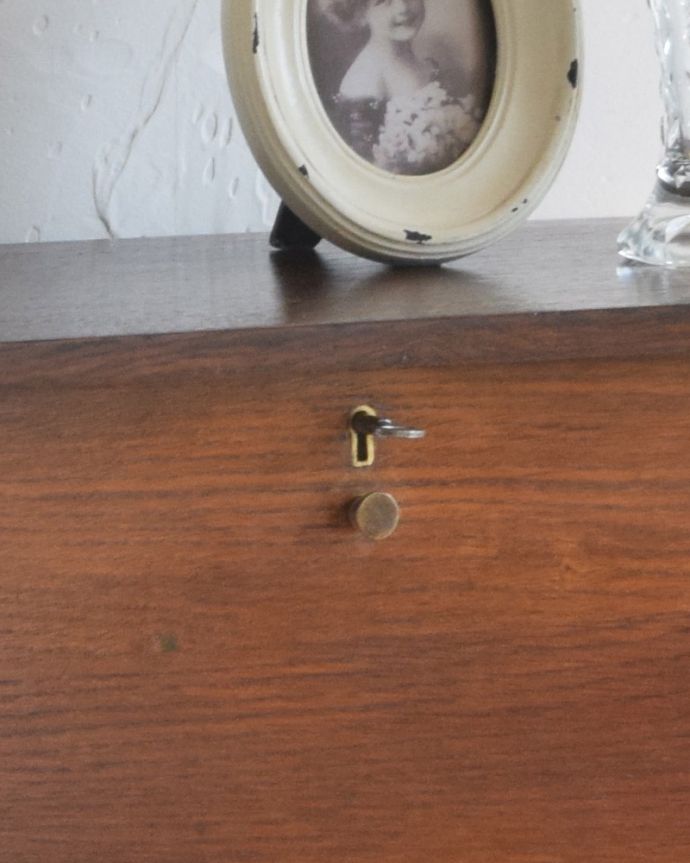 アンティークのキャビネット　アンティーク家具　マガジンラック付き、英国のアンティークサイドテーブル（スモールブックケース）。丸い可愛い取っ手が付いています。(q-915-f)