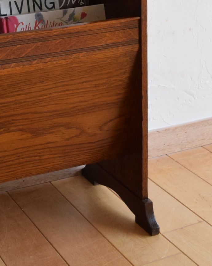 アンティークのキャビネット　アンティーク家具　マガジンラック付き、英国のアンティークサイドテーブル（スモールブックケース）。しっかりとした安定感のある脚です。(q-915-f)