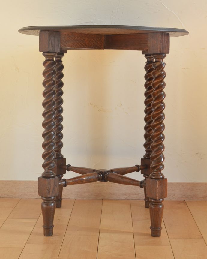 アンティークのテーブル　アンティーク家具　英国のアンティーク家具、ツイストの脚のオケージョナルテーブル（サイドテーブル）。美しいツイストの装飾には、思わずうっとりしてしまいます。(q-917-f)