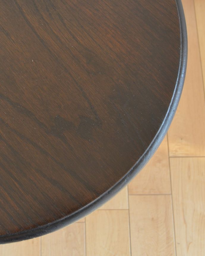 アンティークのテーブル　アンティーク家具　英国のアンティーク家具、ツイストの脚のオケージョナルテーブル（サイドテーブル）。縁のカッテイングが美しいデザインです。(q-917-f)