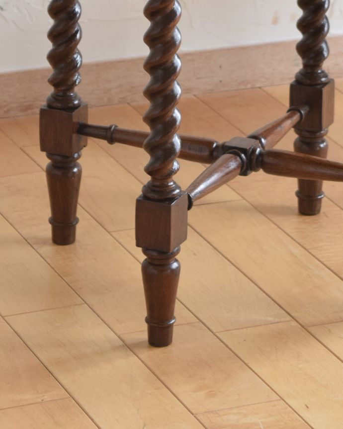 アンティークのテーブル　アンティーク家具　英国のアンティーク家具、ツイストの脚のオケージョナルテーブル（サイドテーブル）。支えがあるのでバランスよく安定しています。(q-917-f)