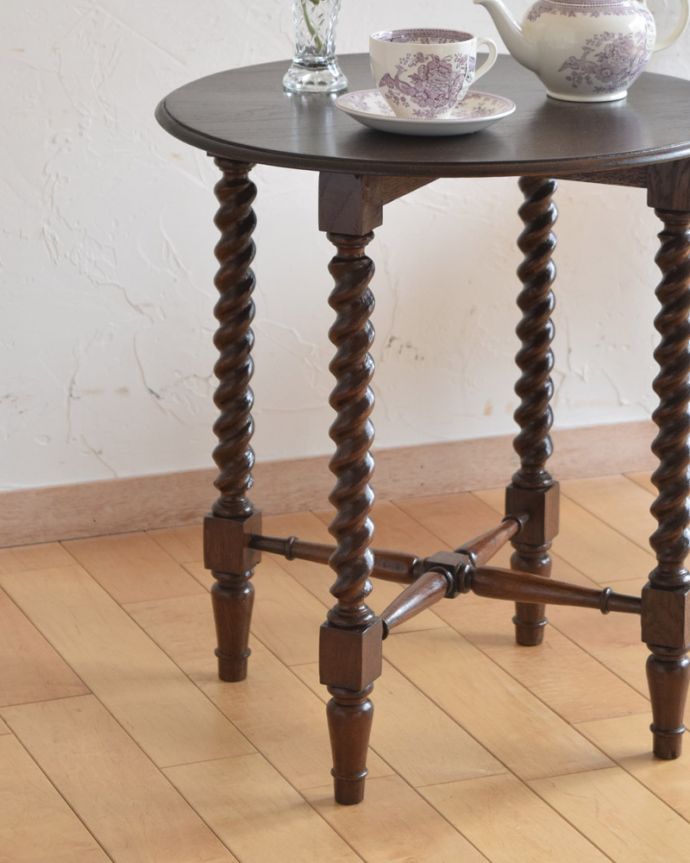 アンティークのテーブル　アンティーク家具　英国のアンティーク家具、ツイストの脚のオケージョナルテーブル（サイドテーブル）。流れるようなツイストの脚がキレイです。(q-917-f)
