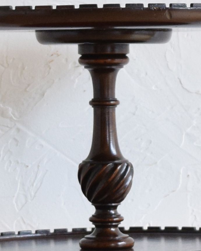 アンティークのテーブル　アンティーク家具　英国のアンティーク家具、２段になったコーヒーテーブル（ダムウェイター）。うっとりする美しさアンティークだから手に入る美しい彫。(q-918-f)