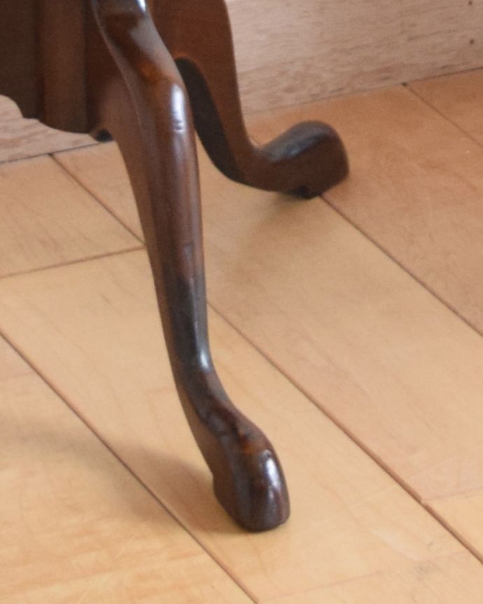 アンティークのテーブル　アンティーク家具　英国のアンティーク家具、２段になったコーヒーテーブル（ダムウェイター）。Handleの家具の脚の裏には･･･床にキズが付かないよう脚の裏にフェルトキーパーを付けてお届けしています。(q-918-f)