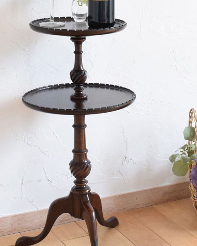 アンティークのテーブル　アンティーク家具　英国のアンティーク家具、２段になったコーヒーテーブル（ダムウェイター）。小さくてもアンティークの気品タップリ。(q-918-f)