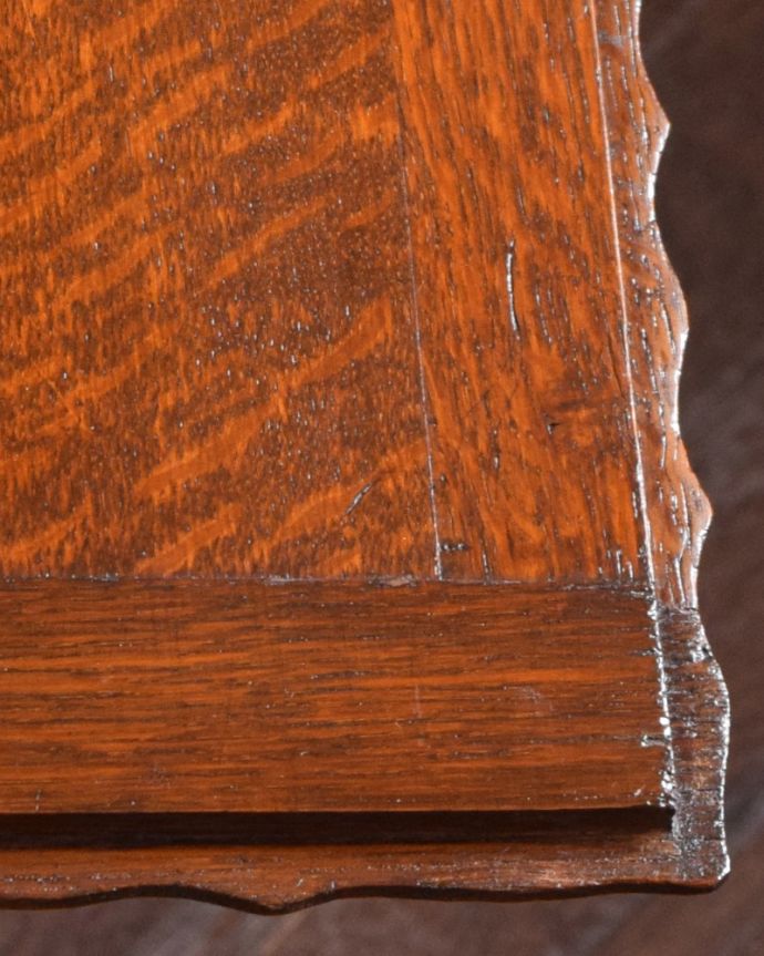 ビューロー　アンティーク家具　装飾が美しいイギリスからのアンティーク家具、ライティングビューロー（デスク）。天板は、木肌で仕上がっています。(q-923-f)