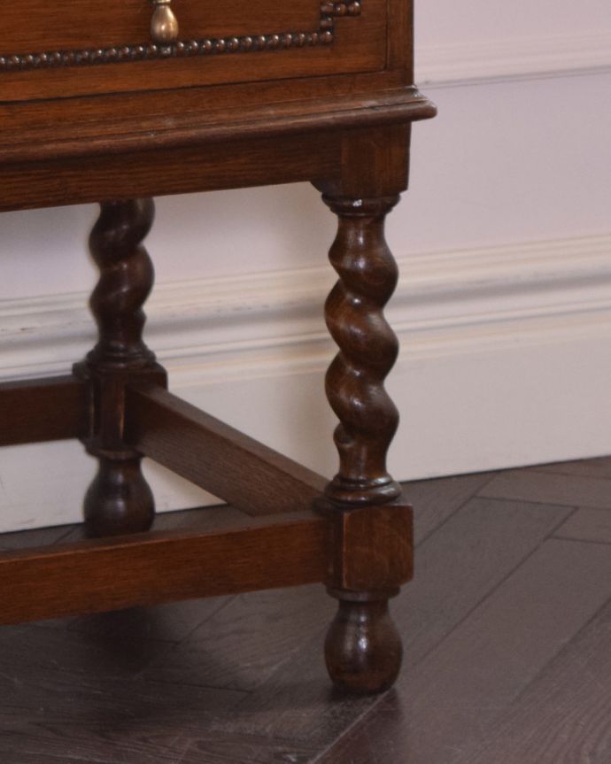 ビューロー　アンティーク家具　装飾が美しいイギリスからのアンティーク家具、ライティングビューロー（デスク）。安定感のある脚がしっかり支えます。(q-923-f)