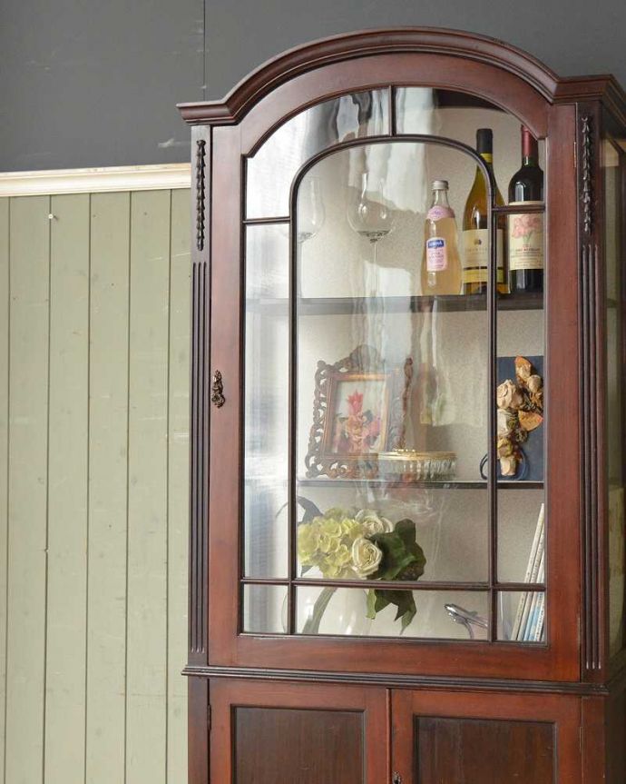 素敵なアンティークの英国インテリア、シックなマホガニー材のガラスキャビネット（飾り棚）(q-924-f-1)｜アンティーク家具
