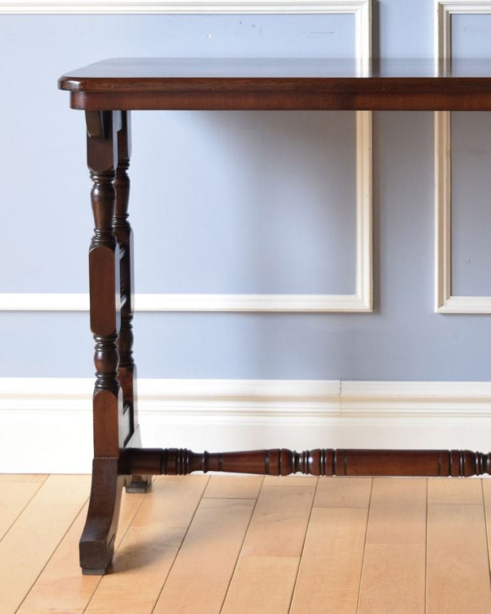 アンティークのテーブル　アンティーク家具　玄関で使える英国のアンティーク家具、脚の装飾が美しいホールテーブル。上品で優雅なアンティーク凛とした雰囲気が漂うアンティークらしい立ち姿のテーブル。(q-927-f)