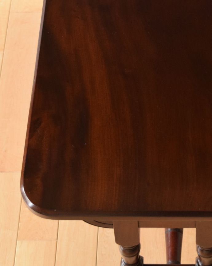 アンティークのテーブル　アンティーク家具　玄関で使える英国のアンティーク家具、脚の装飾が美しいホールテーブル。修復には自信がありますHandleでは専門の職人が修復する際、古い塗装を剥離してキレイにお直ししています。(q-927-f)