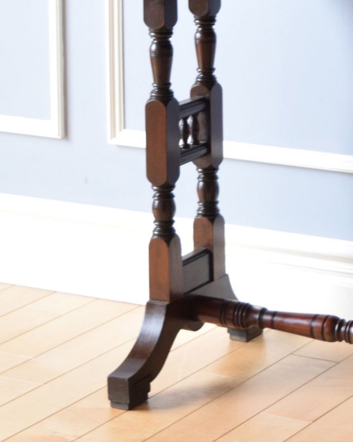 アンティークのテーブル　アンティーク家具　玄関で使える英国のアンティーク家具、脚の装飾が美しいホールテーブル。移動もラクラクですHandleのアンティークは、脚の裏にフェルトキーパーをお付けしています。(q-927-f)
