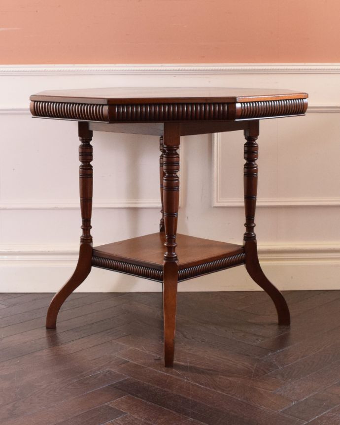 ロイドテーブル　アンティーク家具　高級感たっぷりのアンティーク英国家具、脚の先まで美しいティーテーブル（オケージョナルテーブル）。１つ１つキレイな装飾には、思わずうっとりしてしまいます。(q-931-f)
