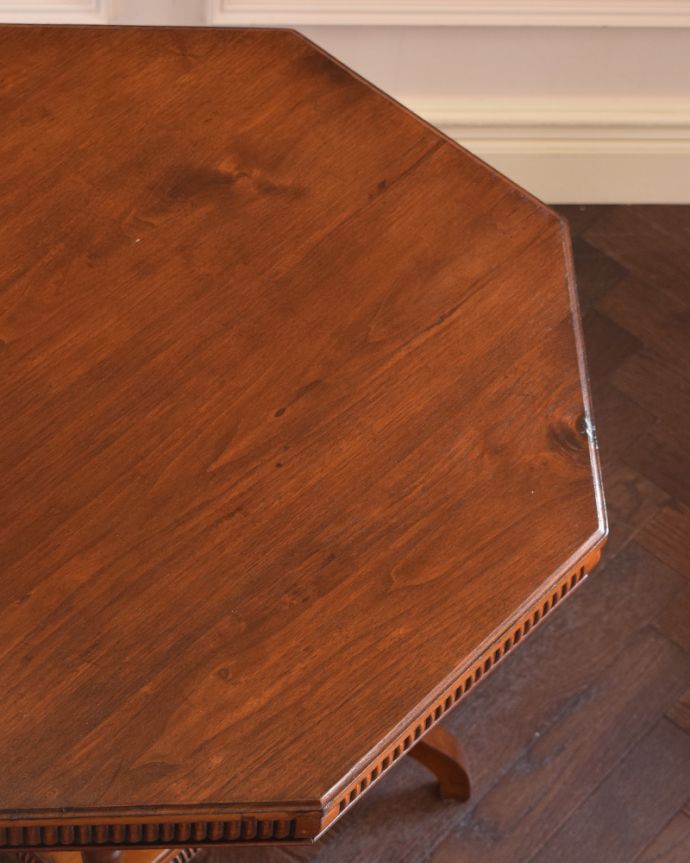 ロイドテーブル　アンティーク家具　高級感たっぷりのアンティーク英国家具、脚の先まで美しいティーテーブル（オケージョナルテーブル）。縁のカッテイングが美しいデザインです。(q-931-f)