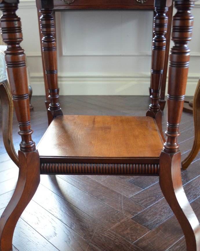 ロイドテーブル　アンティーク家具　高級感たっぷりのアンティーク英国家具、脚の先まで美しいティーテーブル（オケージョナルテーブル）。下にはちょっとした物置があります。(q-931-f)