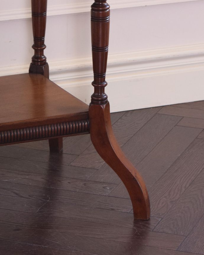 ロイドテーブル　アンティーク家具　高級感たっぷりのアンティーク英国家具、脚の先まで美しいティーテーブル（オケージョナルテーブル）。細い脚先が繊細でステキ。(q-931-f)