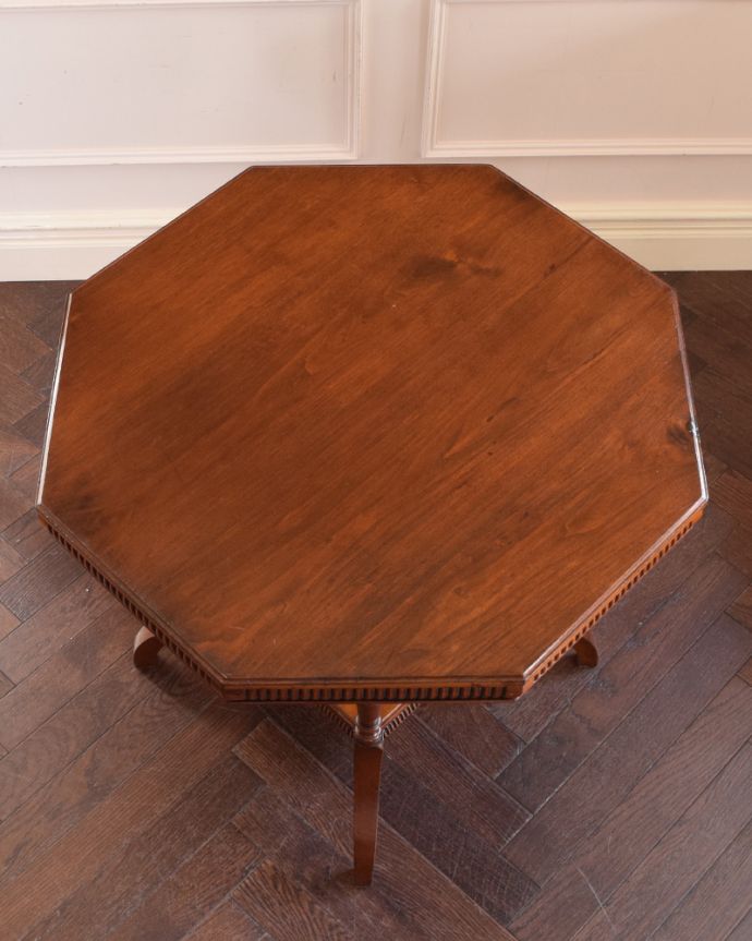 ロイドテーブル　アンティーク家具　高級感たっぷりのアンティーク英国家具、脚の先まで美しいティーテーブル（オケージョナルテーブル）。ウォルナット材の天板はとってもキレイです。(q-931-f)