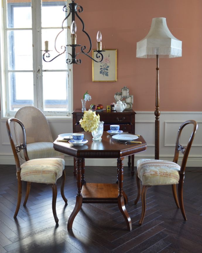 ロイドテーブル　アンティーク家具　高級感たっぷりのアンティーク英国家具、脚の先まで美しいティーテーブル（オケージョナルテーブル）。いろんな使い方が出来る、便利で優雅なテーブル置くだけで雰囲気をよくしてくれるオケージョナルテーブル。(q-931-f)