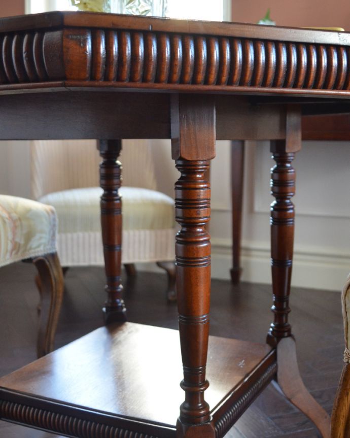 ロイドテーブル　アンティーク家具　高級感たっぷりのアンティーク英国家具、脚の先まで美しいティーテーブル（オケージョナルテーブル）。幕板や脚の部分に、上品な装飾が施されています。(q-931-f)