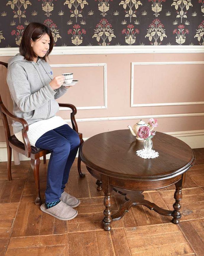 アンティークのテーブル　アンティーク家具　アンティークの英国家具、小ぶりな脚の美しいコーヒーテーブル。どんな場所にも似合っちゃう英国らしいコーヒーテーブル実用的に気軽に使えるアンティークのコーヒーテーブル。(q-933-f)
